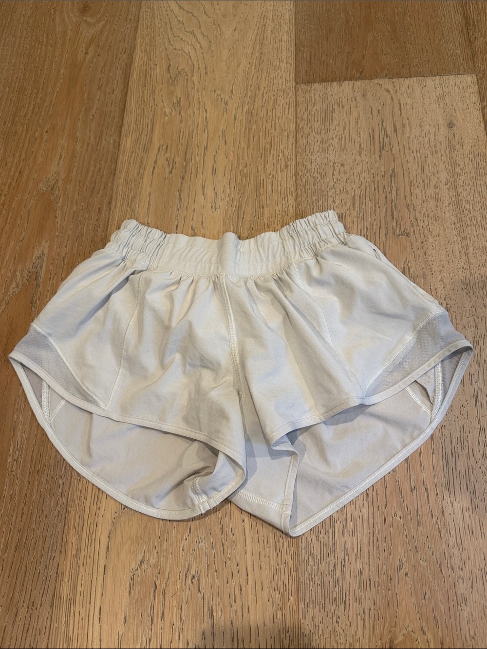 Lululemon Women's hotty hot low rise  lined short 2.5 inch light beige